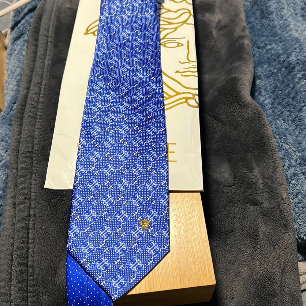 Men’s classic Versace tie